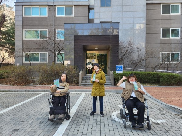 아파트 앞에서 찰칵