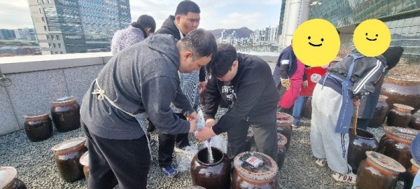 생수 부은 독에 소금을 넣고 있어요