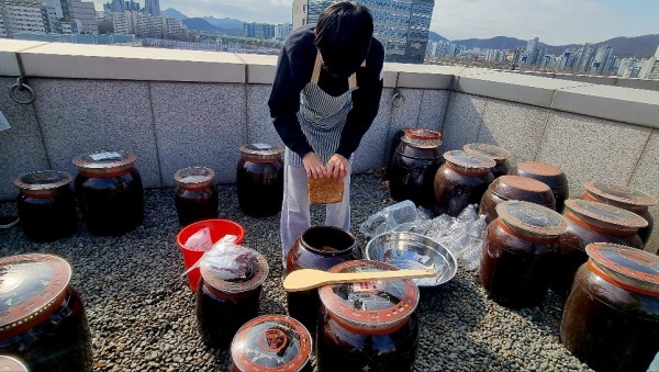 투명하게 녹은 소금물에 메주를 넣어요