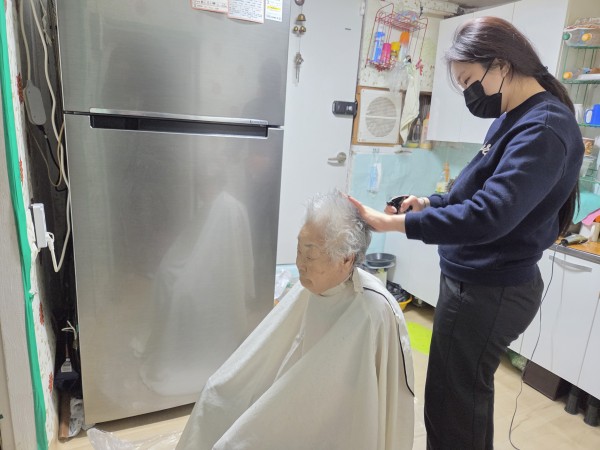 원하는 머리를 이야기하는 이용인의 모습