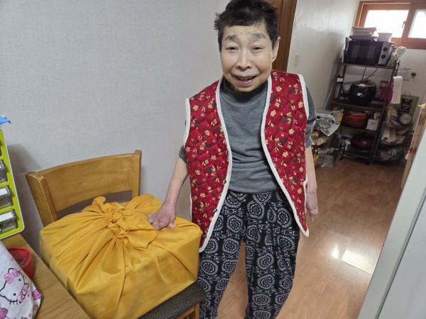 이발을 마치고 환하게 웃고 있는 이용인의 모습