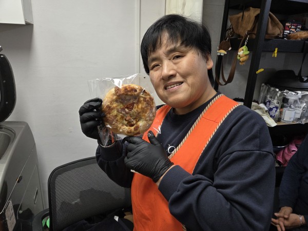 빵을 들고 있는 봉사자의 모습