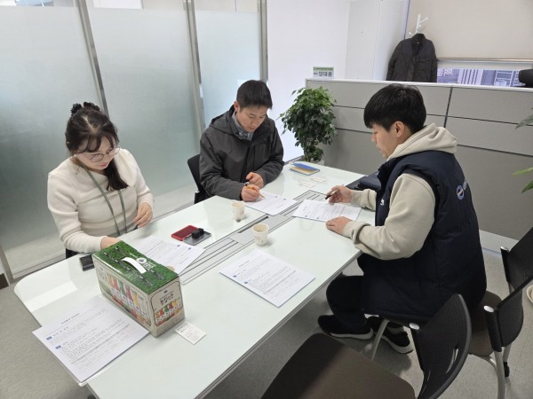 금천주거안심종합센터 센터장님과 우리동네 건강체조 사업에 대한 이야기를 나누고 있다