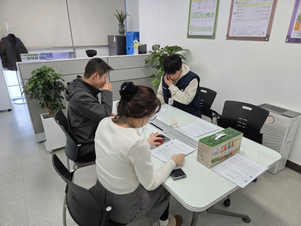금천주거안심종합센터 센터장님과 함께 협약서의 내용을 확인해보고 있다