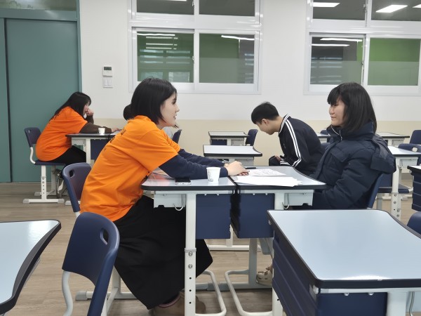 3학년 학생과 담당자가 함께 상담하는 모습