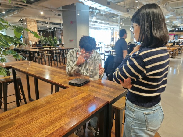 사업체에서 대면 및 실습면접을 진행하는 모습