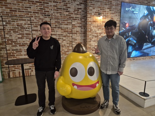 취업 후 기념사진을 찍은 모습