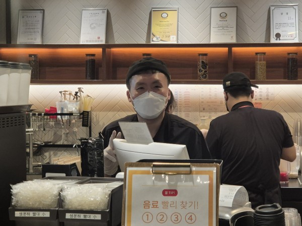 지원고용을 통해 카페 근무를 하고 있는 모습