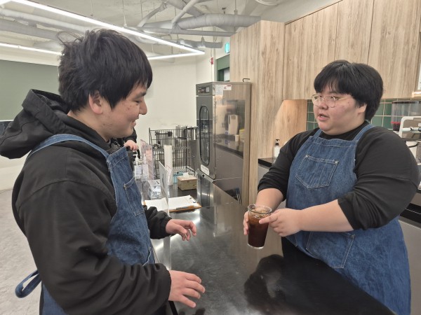 커피를 주문하고 모의실습을 진행하는 모습