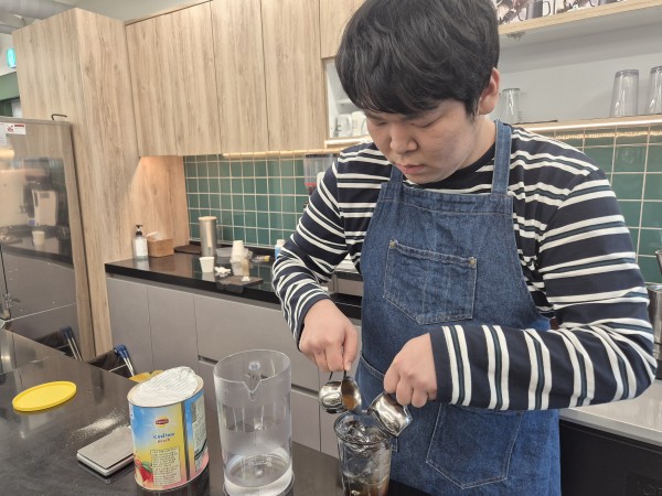 아메리카노를 만드는 모습