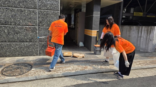 건물에 버려져 있는 쓰레기 줍는 모습