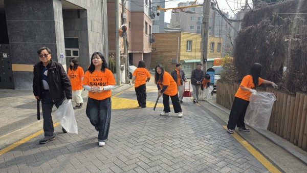 주민과 직원들이 청소하고 있는 모습