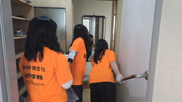 독산1동 경로당에 방문하고 있는 모습