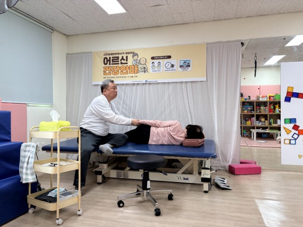 팔을 당김으로써 몸을 이완시키는 모습