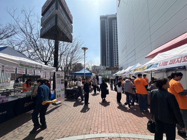 바자회를 진행하고 있는 모습