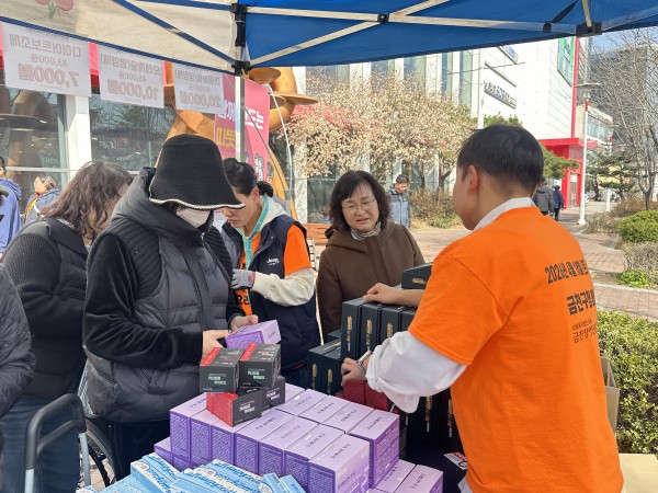 물건을 팔고 있는 모습