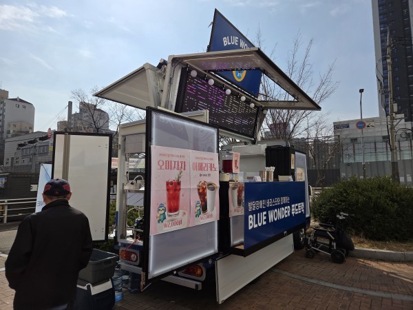 물건을 사고 있는 모습