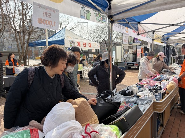 물건을 팔고 있는 모습