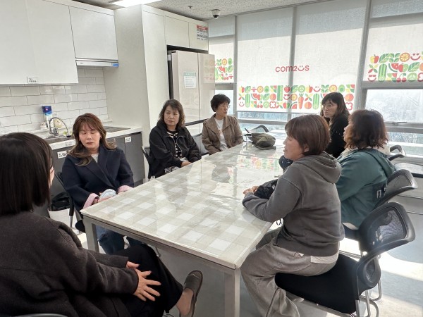 다같이 이야기를 하고 있는 모습