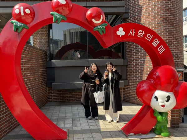 서울 사랑의열매 동상 앞에서 담당자들이 사진을 찍은 모습