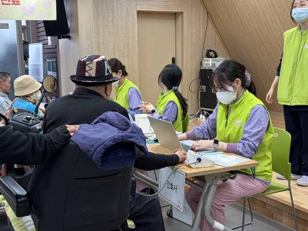 혈압 측정하는 모습