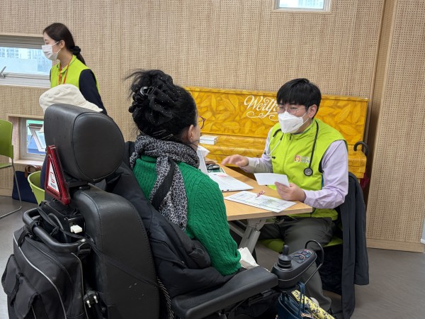 의사 진료 및 상담 진행하는 모습