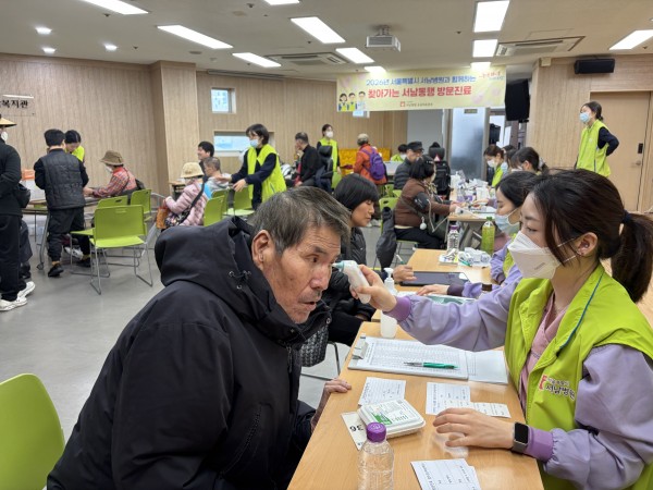 체온 측정하고 있는 이용인 모습