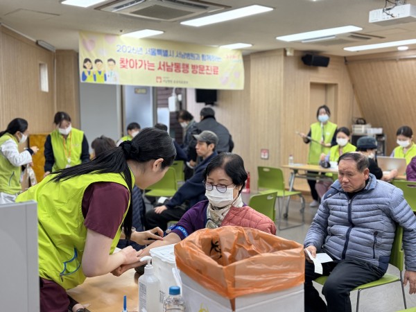 피검사 진행하고 있는 모습