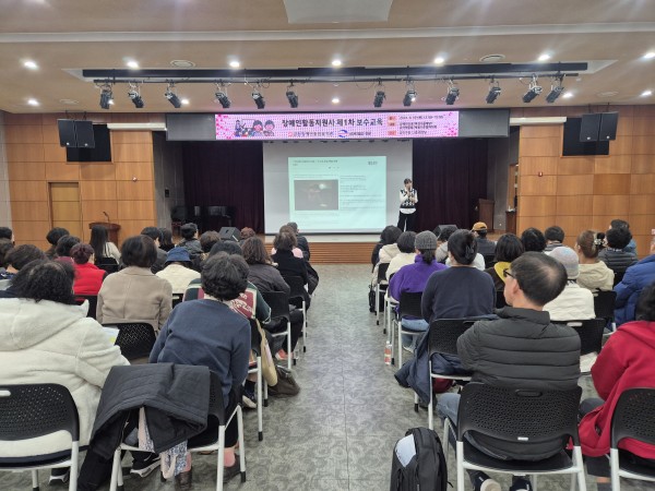 강사님이 교육 진행하는 모습