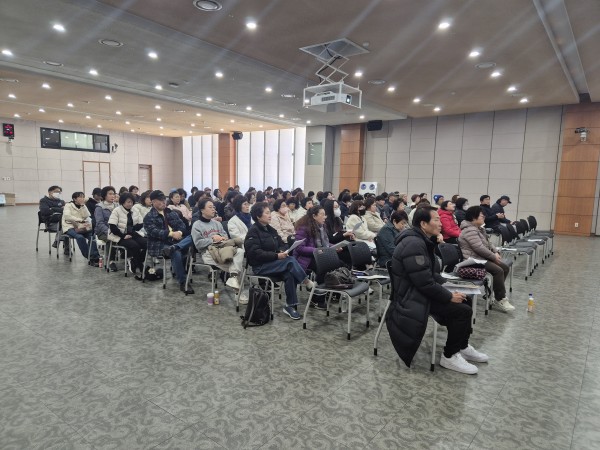 열심히 듣고 있는 활동지원사의 모습