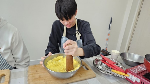 삶은계란을 으깨줘요