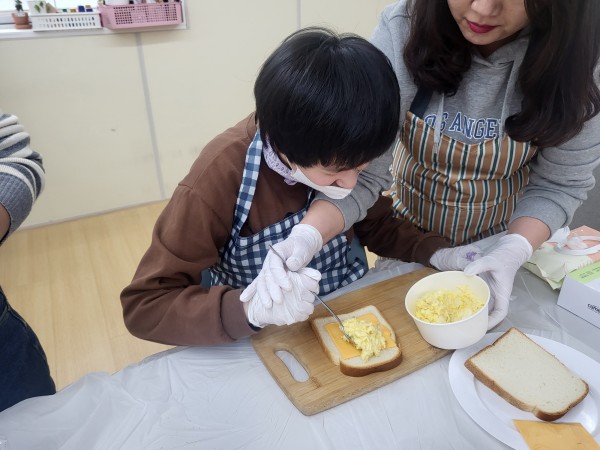 빵속에 완성된 속재료를 넣어요