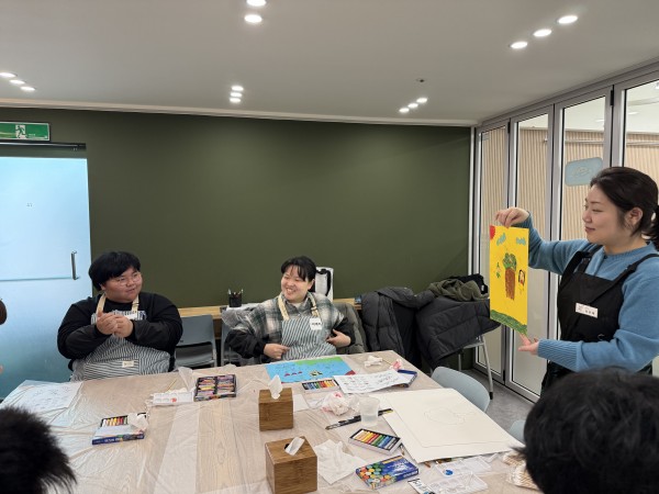 작품을 발표하는 참여자와 발표내용을 듣고 웃는 참여자 작품을 들고 있는 강사