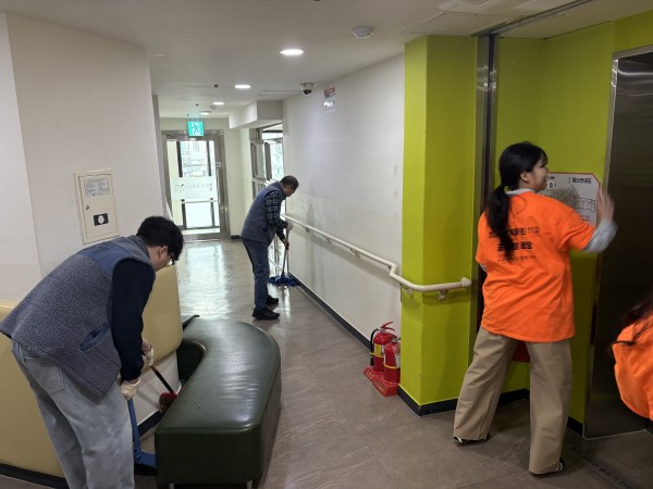 일자리분들과 복도를 청소하는 모습