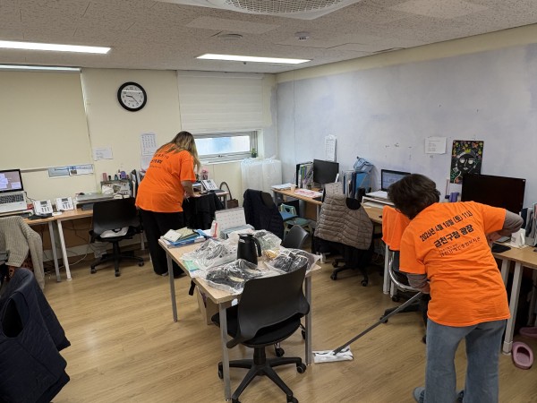 사무실 내부를 청소하는 모습