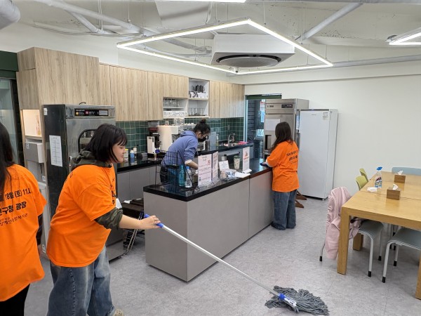 카페 및 식당을 청소하는 모습