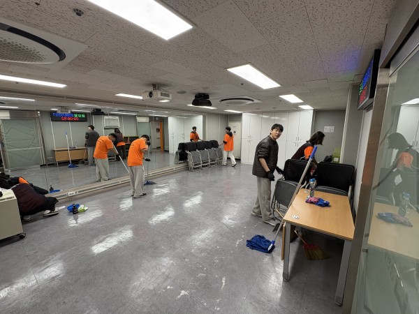프로그램실을 청소하는 모습