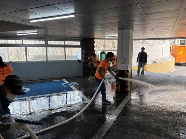 주차장 물청소하는 모습