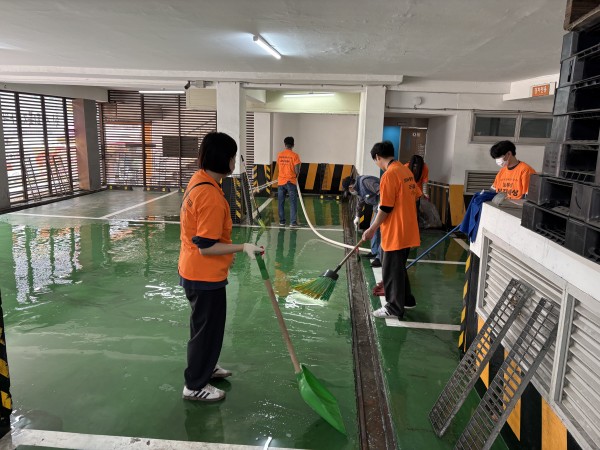 주차장 물청소하는 모습