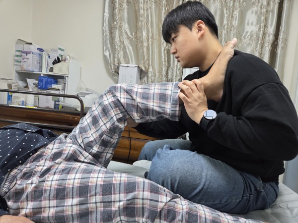 치료사를 발로 밀어내는 운동을 하고 있다