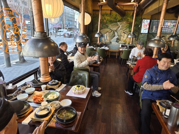 다함께 생일축하 노래를 부르는 이용인들의 모습