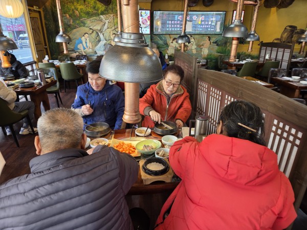식사를 하는 이용인들의 모습