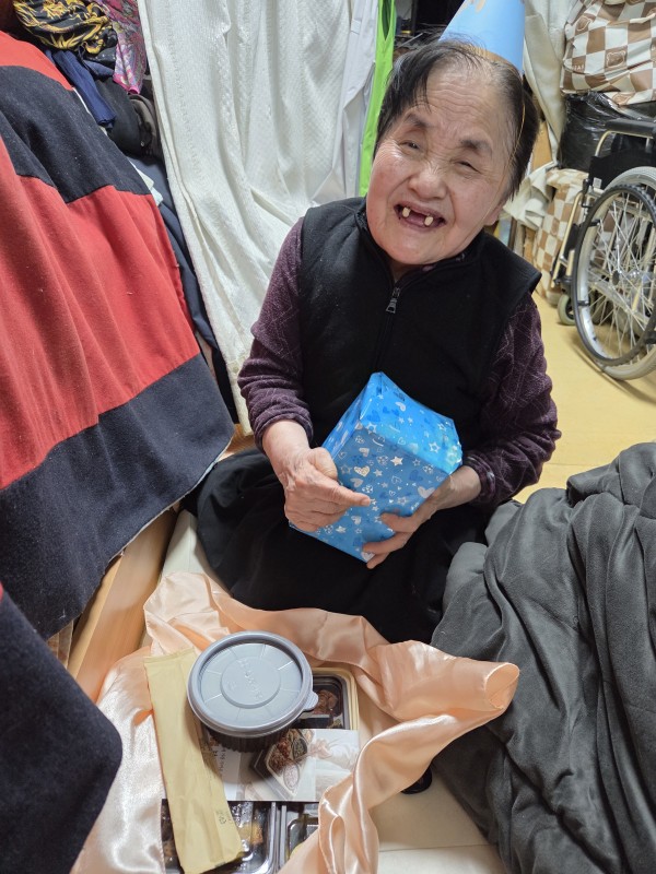 환하게 웃고있는 이용인의 모습