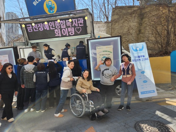 커피차 앞에서 화기애애한 분위기를 나누는 모습