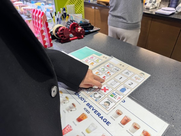 직접 메뉴판을 활용해 음료를 주문하는 수원장복 모습