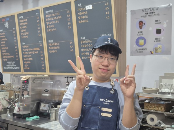헤이듀카페에서 근무복장을 입고 포즈를 취하는 모습