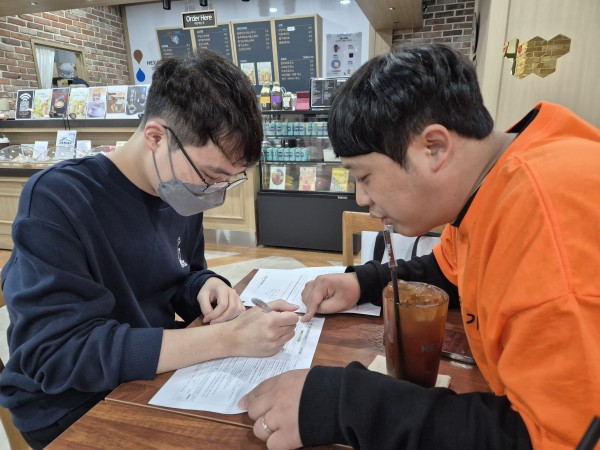 근로계약서를 함께 작성하는 모습