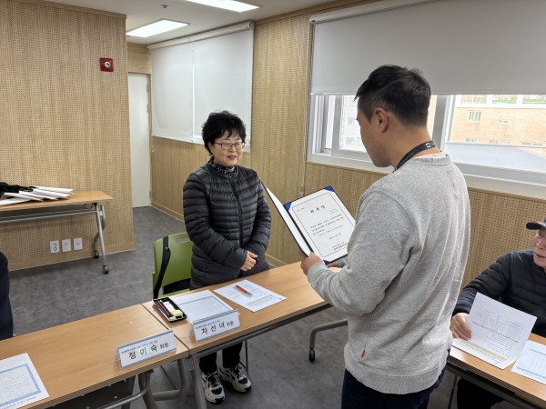 위촉장을 전달하는 모습