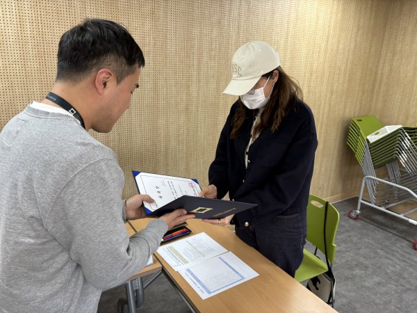 위촉장을 전달하는 모습