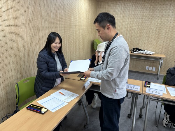 위촉장을 전달하는 모습